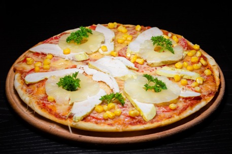 Пицца с курицей и ананасами